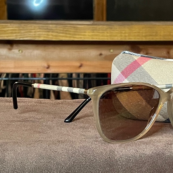 Authenticated: Burberry sunglasses and case - Picture 2 of 13